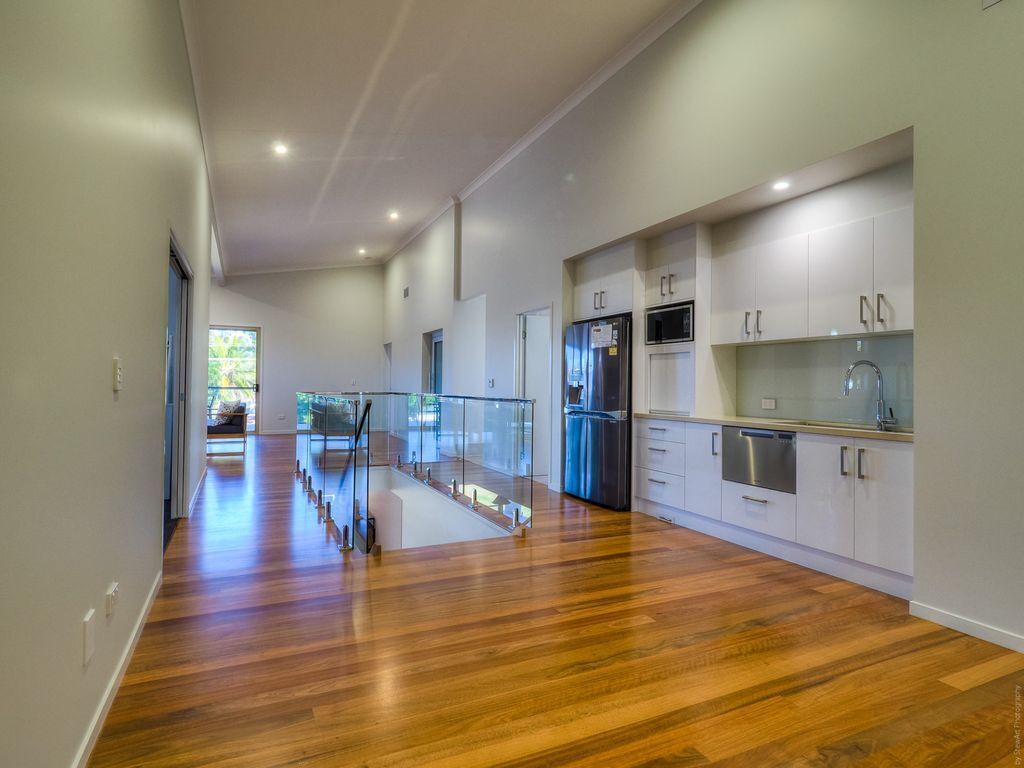 Top Of The Tide Toogoom Waterfront 5br Aircon Lift, Australia