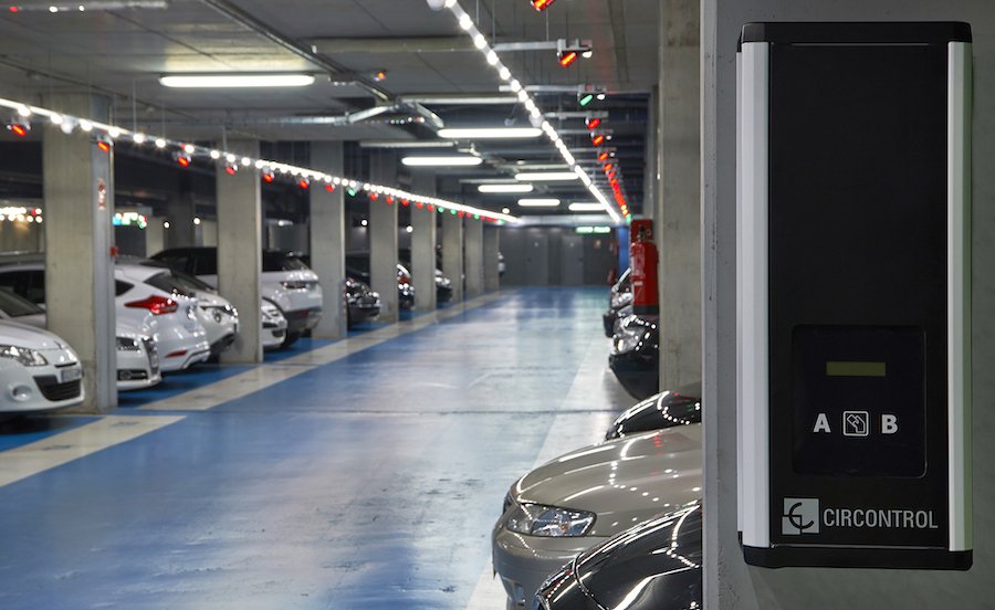 Brandgefahr Tausende EAutos müssen mit Mindestabstand parken