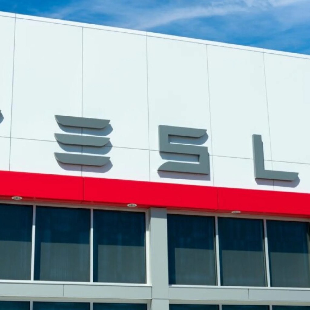 テスラ、カリフォルニア州で500 KW V4キャビネット高速充電ステーションを発表