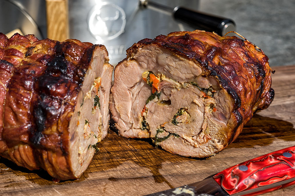 Gefüllter Spießbraten vom Grill Rollbraten von der Rotisserie bigBBQ.de