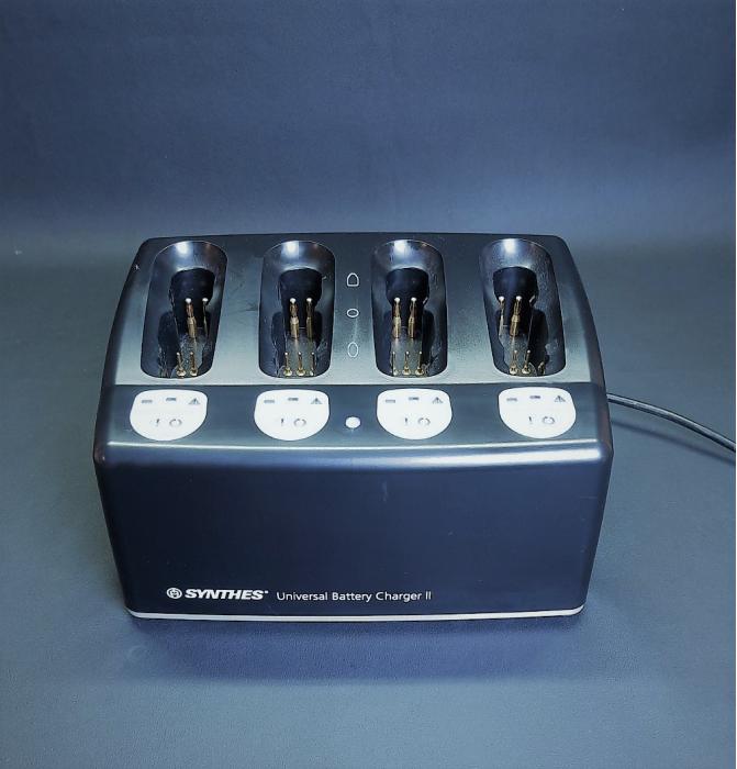 Occasion Très bon état SYNTHES UNIVERSAL BATTERY CHARGER II à vendre