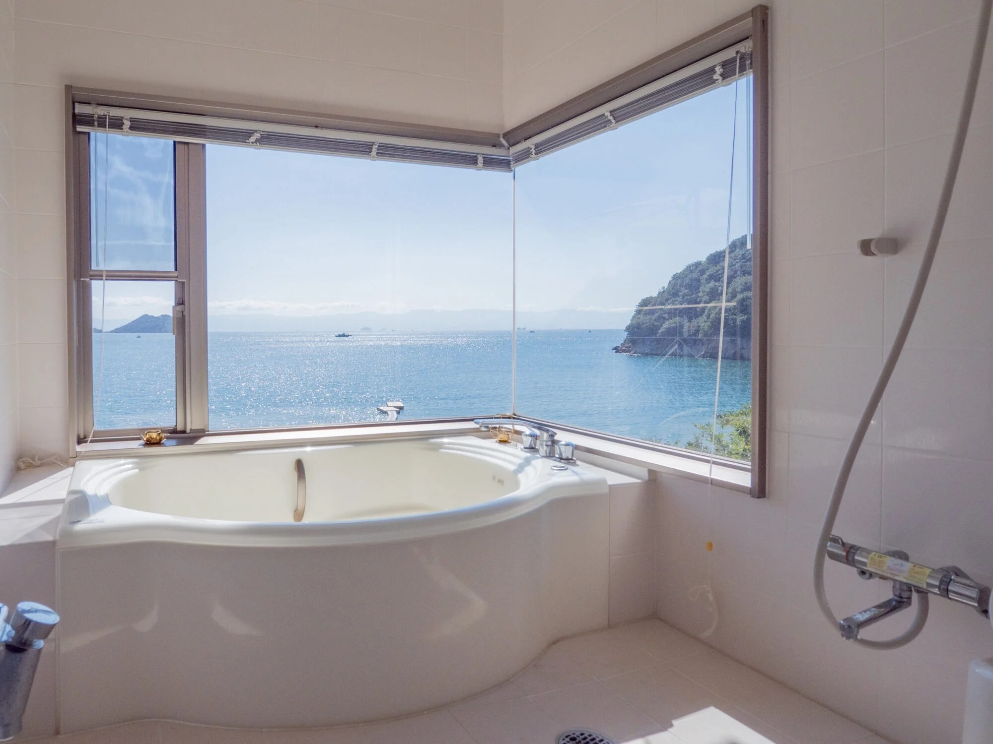 バケーションレンタルホテル 櫂 KAI 〜 離島の海辺に佇む一棟貸しの宿。走島の絶景と海の幸を独り占め！ 備後とことこ