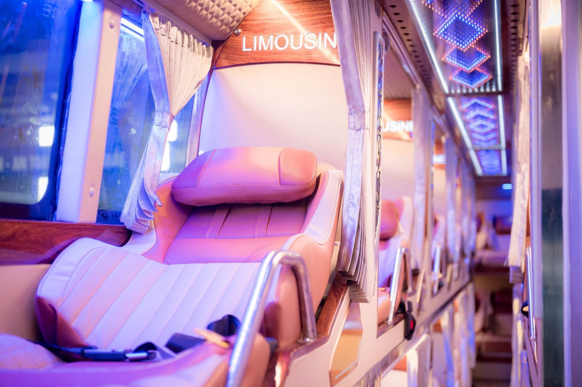 Queen Cafe Bus Book your ride