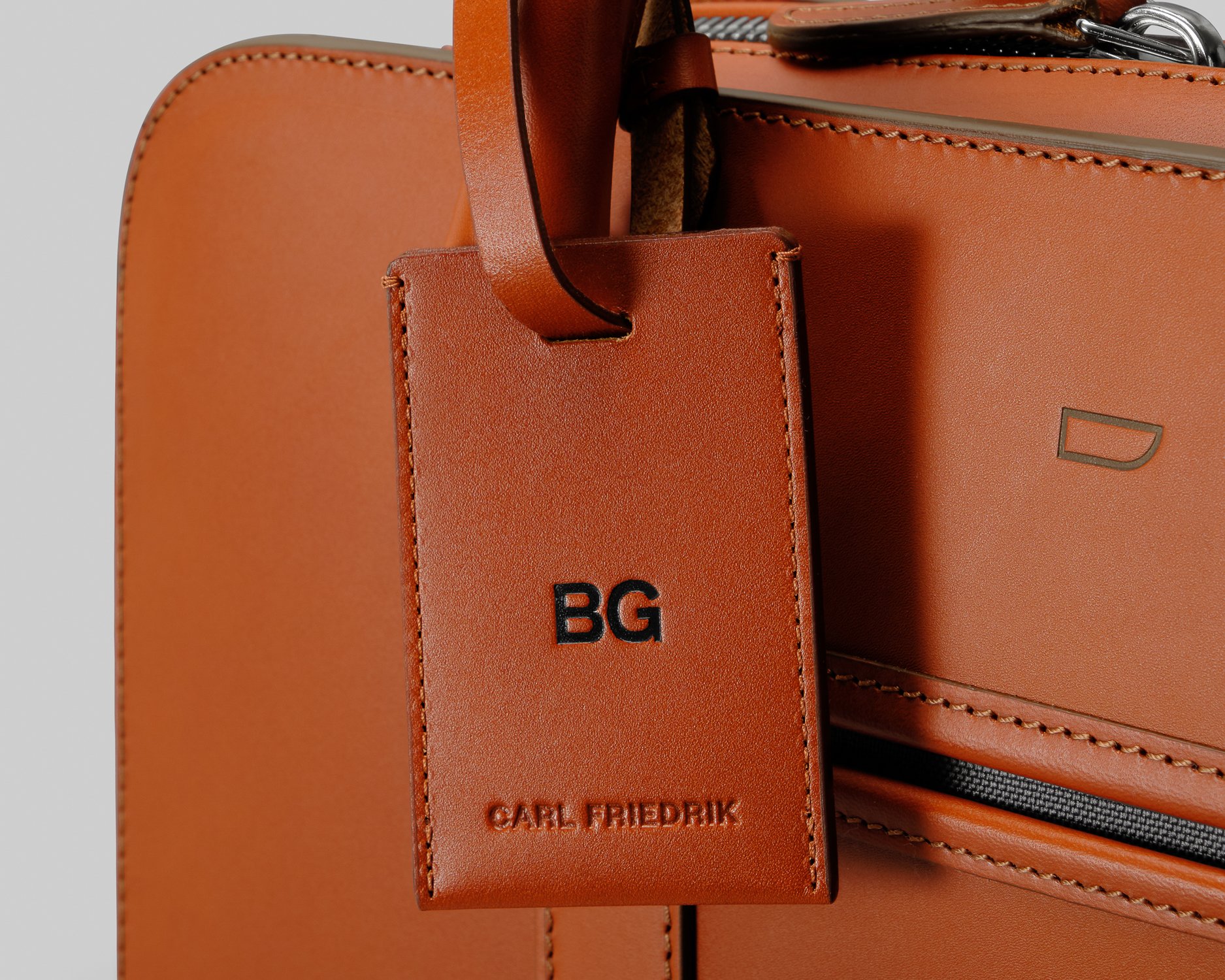 How to put a luggage tag on Carl Friedrik US