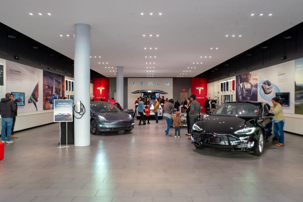Ihr überlegt, euch einen Tesla zu kaufen? Das sind die Vor