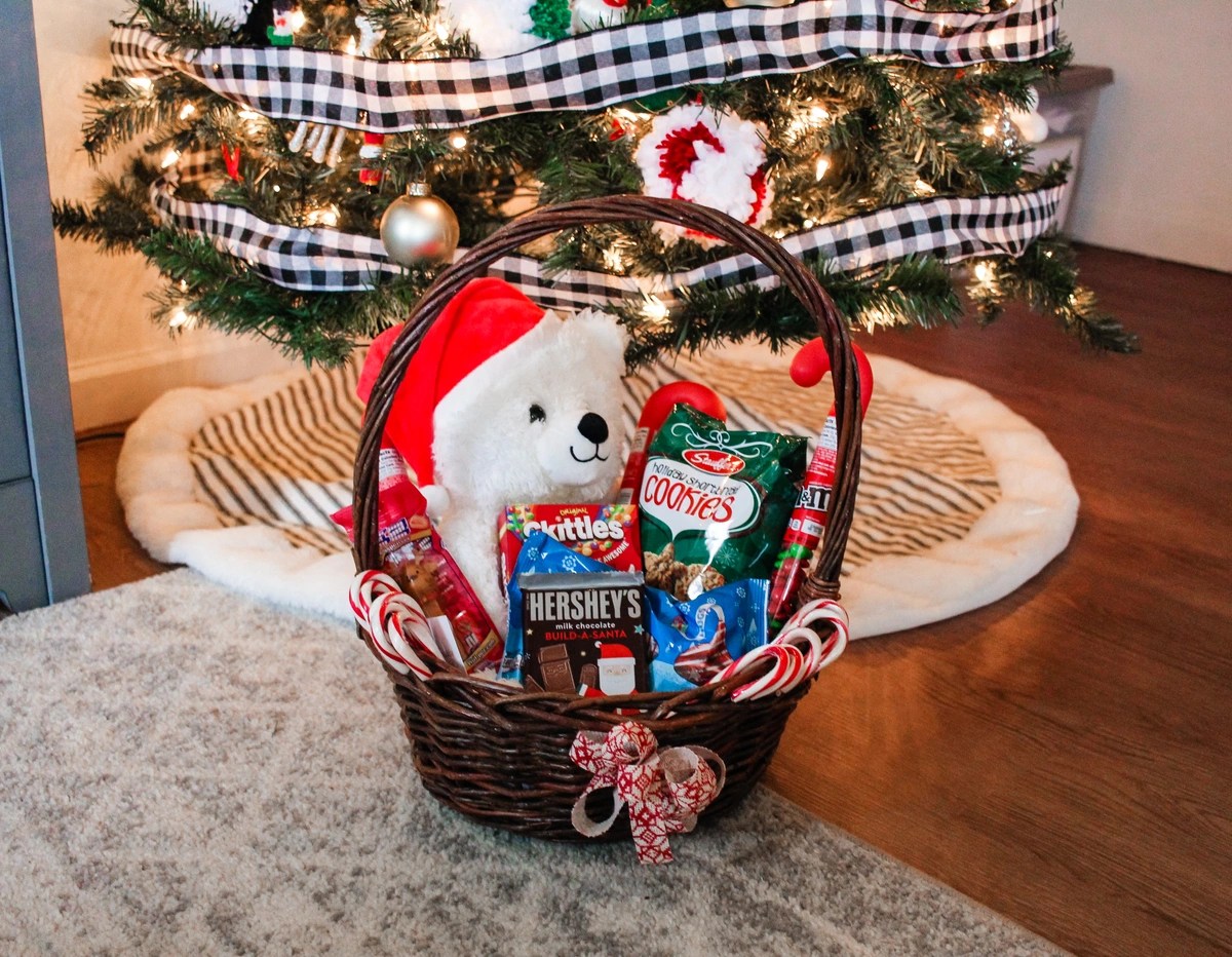 What to Put in a Christmas Gift Basket
