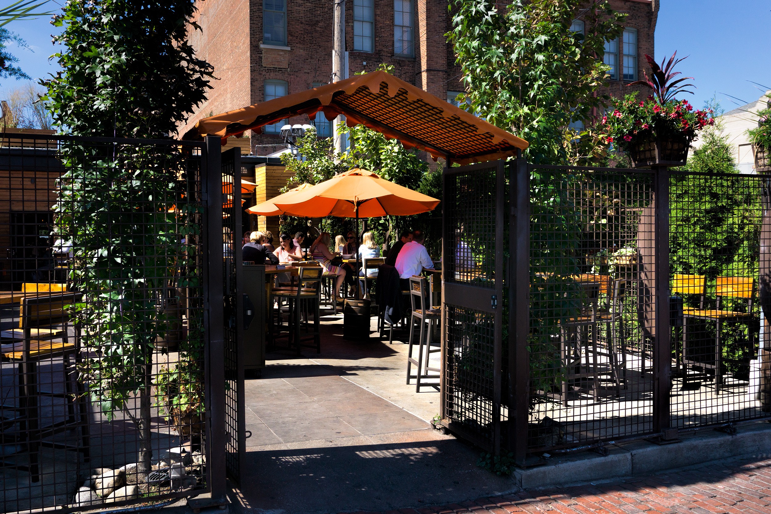 Restaurants and Bars in Cleveland with Outdoor Seating Doorsteps Rent