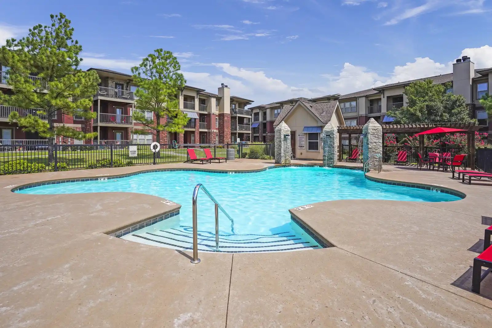 Apartments in Jenks, OK w/ a Swimming Pool