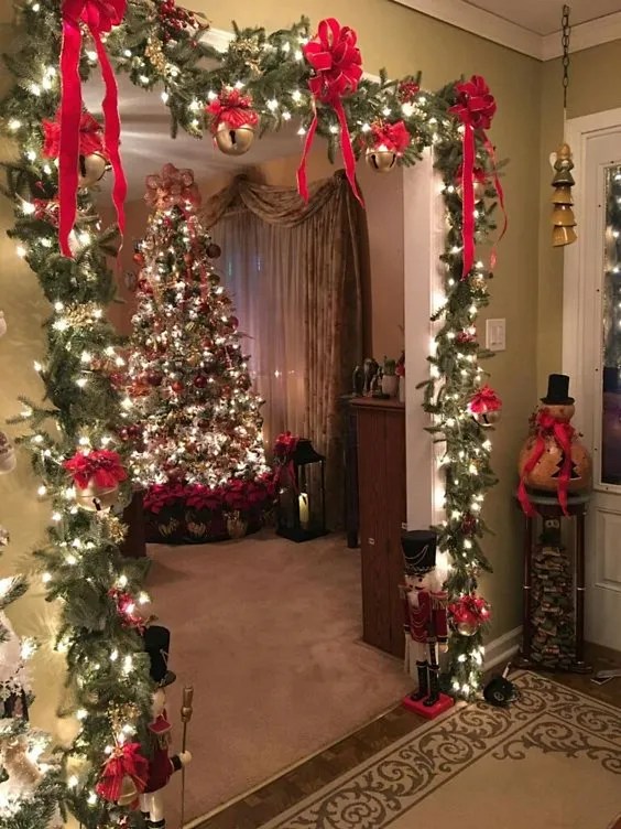25 Best Christmas Garland Decorating Ideas