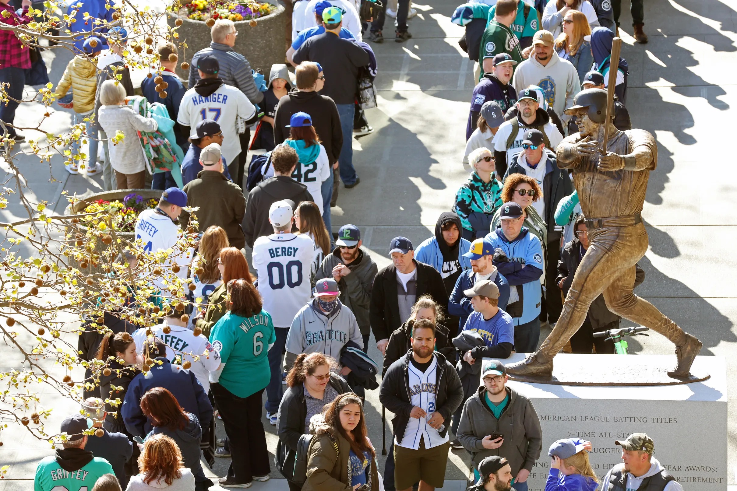 Mariners give sellout crowd a show, winning home opener 111; crowd