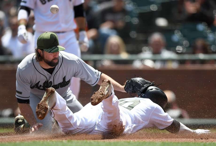 Giants solve knuckleballer Dickey, win series