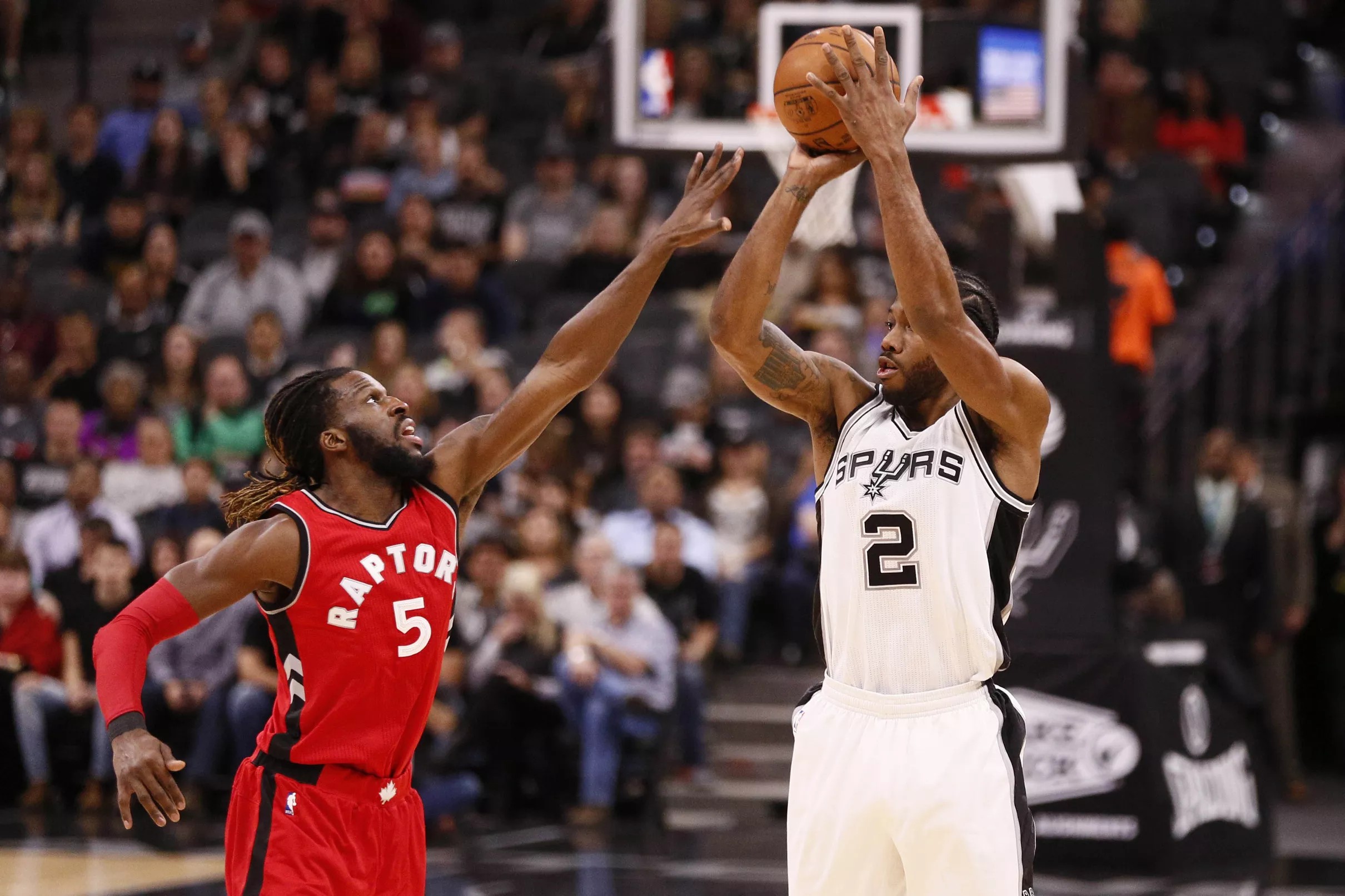 Spurs trade Kawhi Leonard