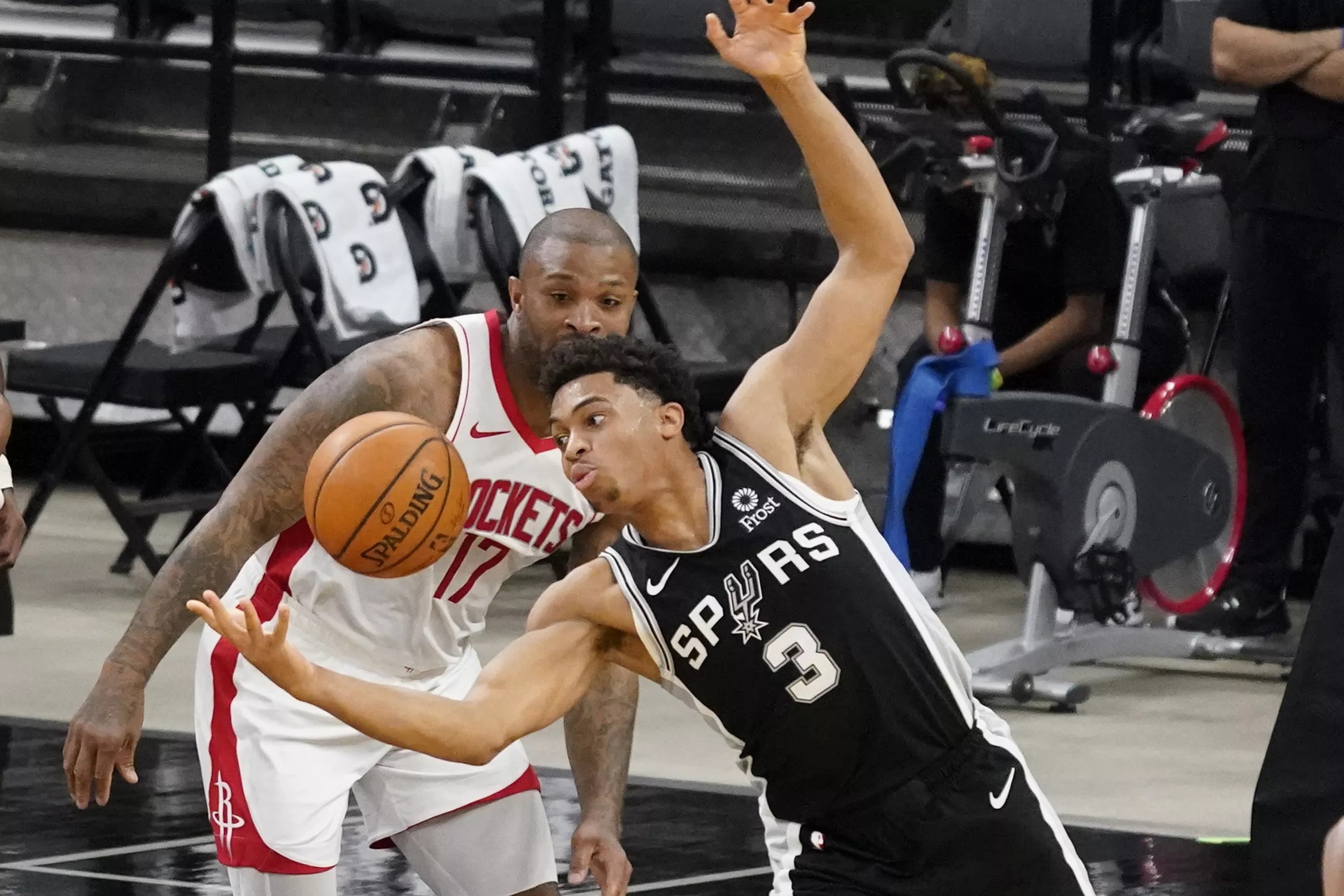 San Antonio vs. Houston, Final Score The Spurs return home flat in a