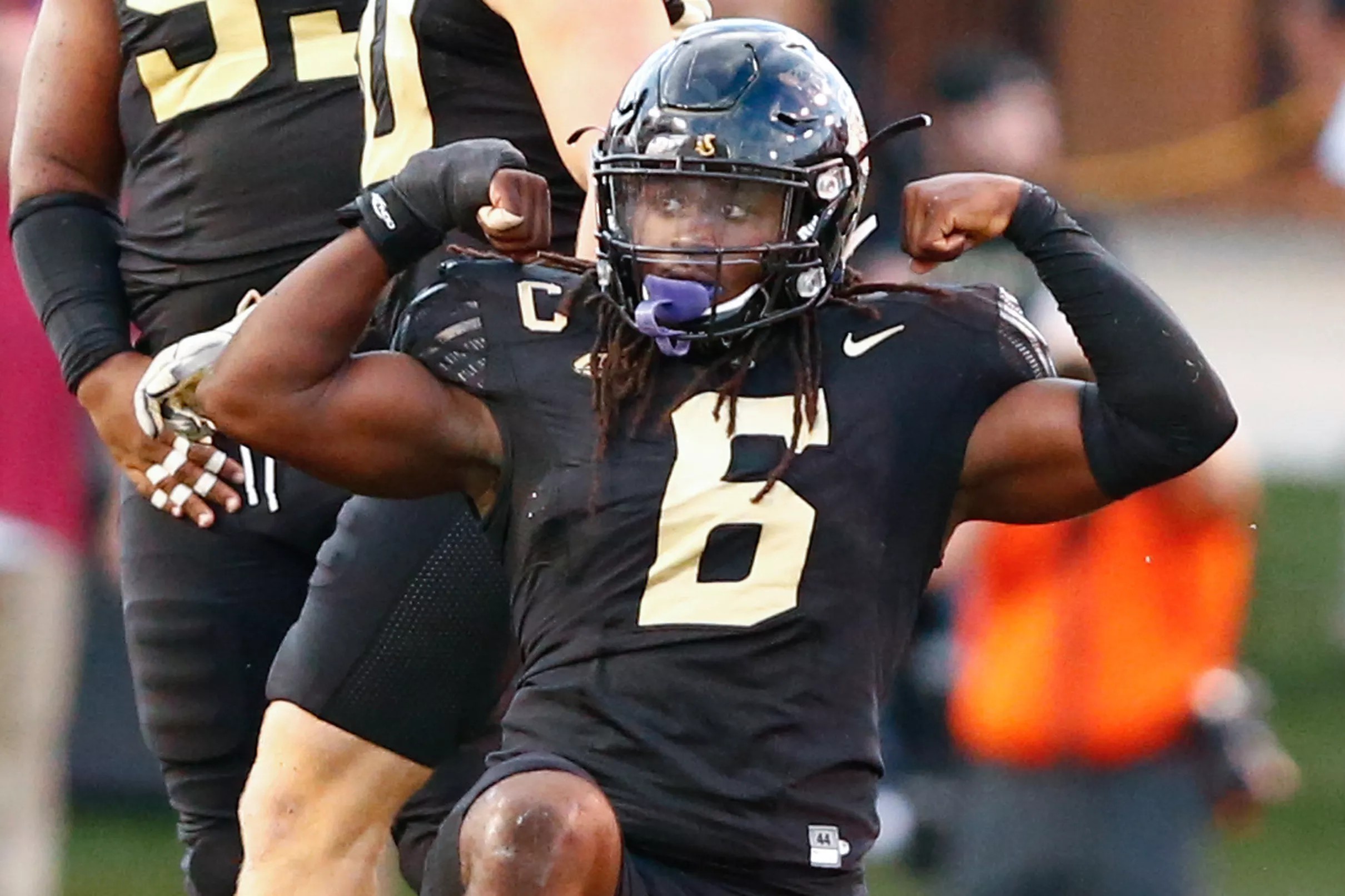 Eagles sign linebacker