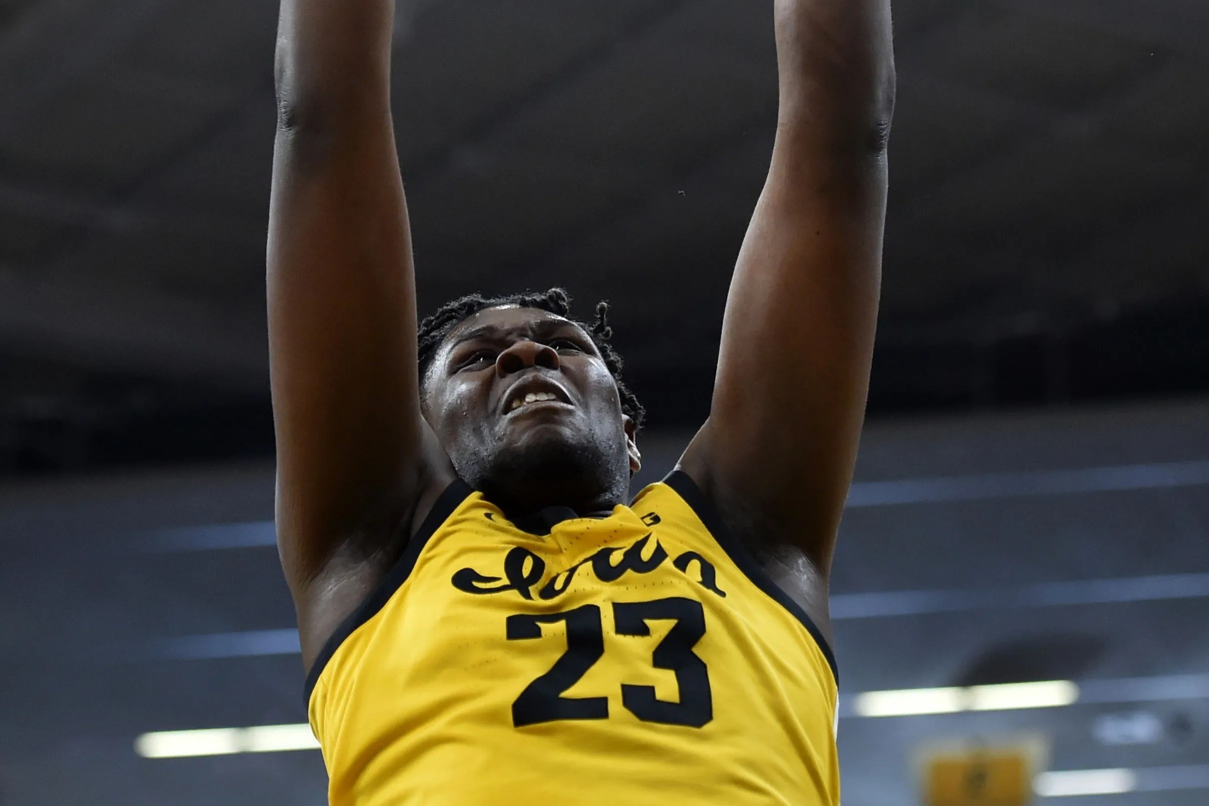 Iowa Basketball Josh Ogundele Returning to Hawkeyes After Entering