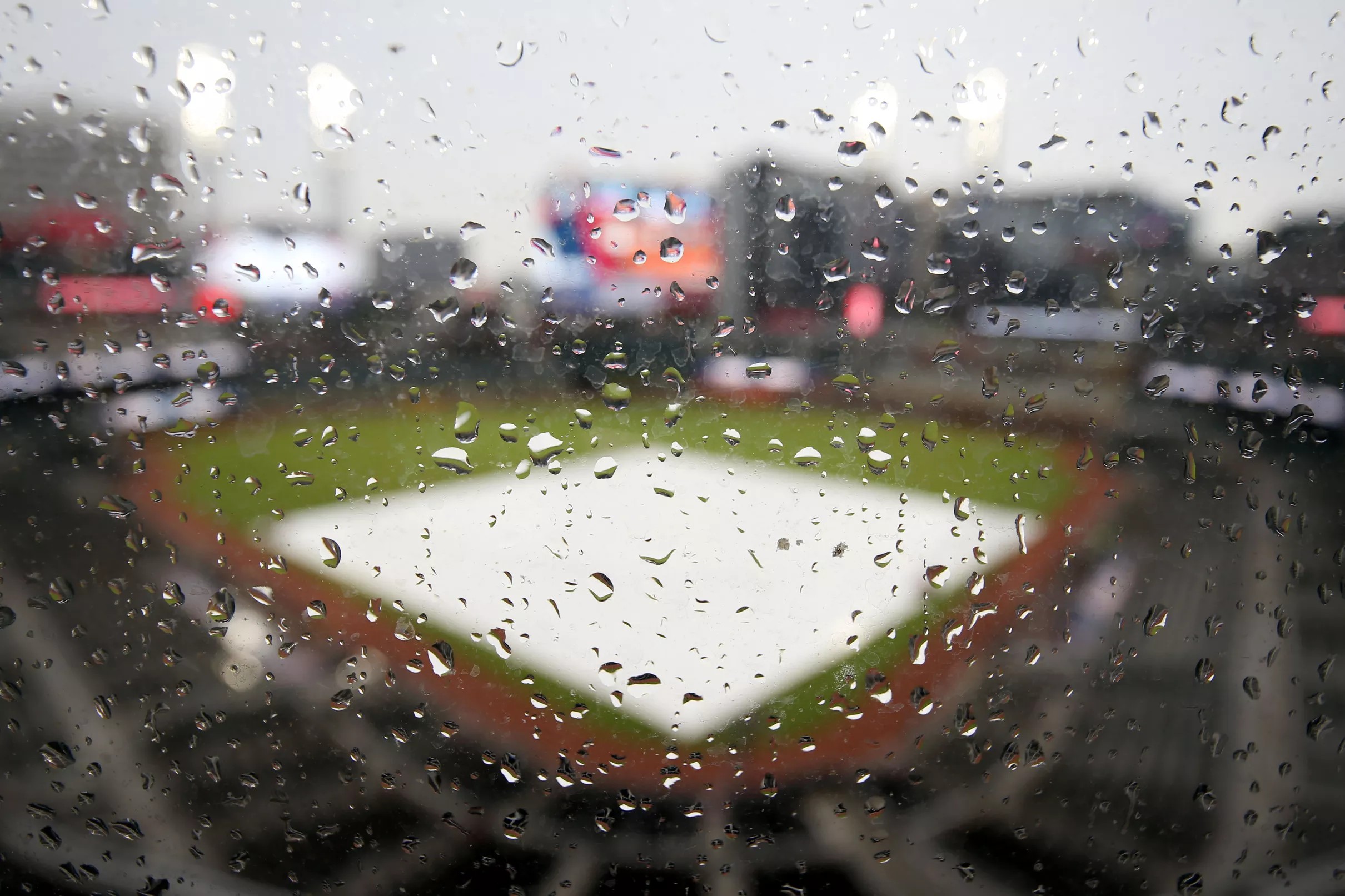 Braves, Mets enter rain delay