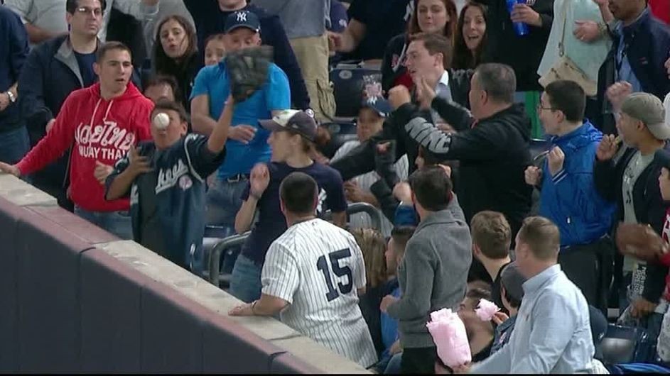 Yankees fan gets hit in face trying to catch foul ball