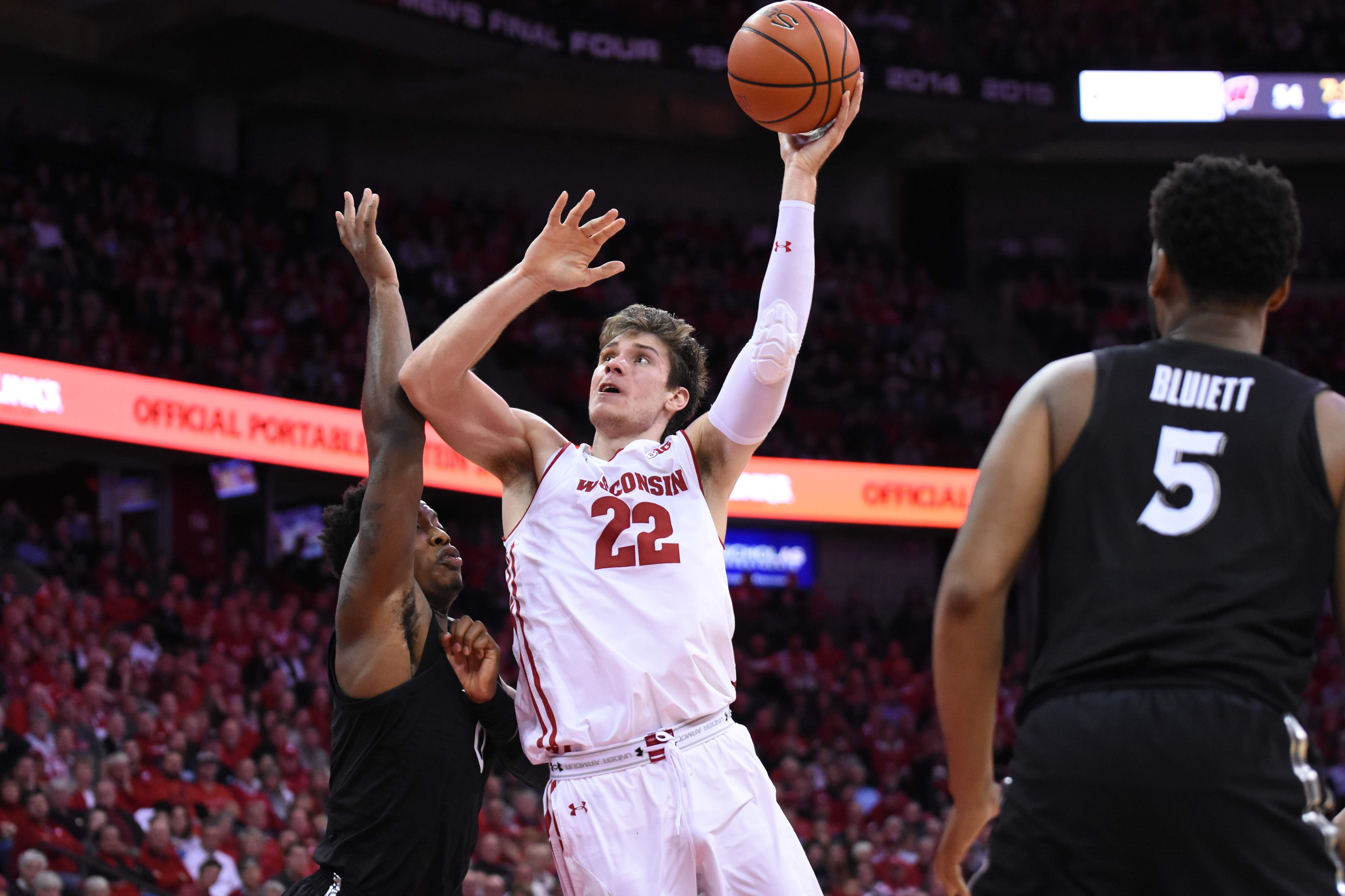 Men’s Basketball UW freshmen give hope for Marquette duel