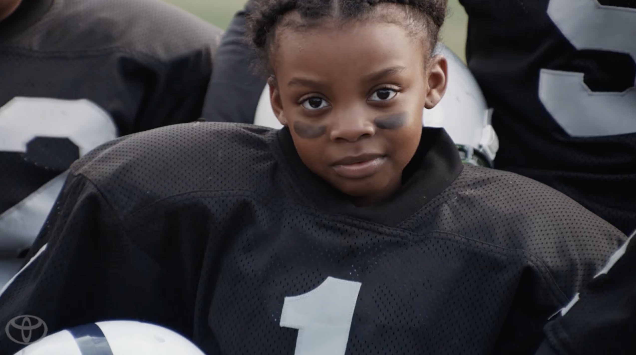 2 NFL players help pay funeral costs for mother of female football star