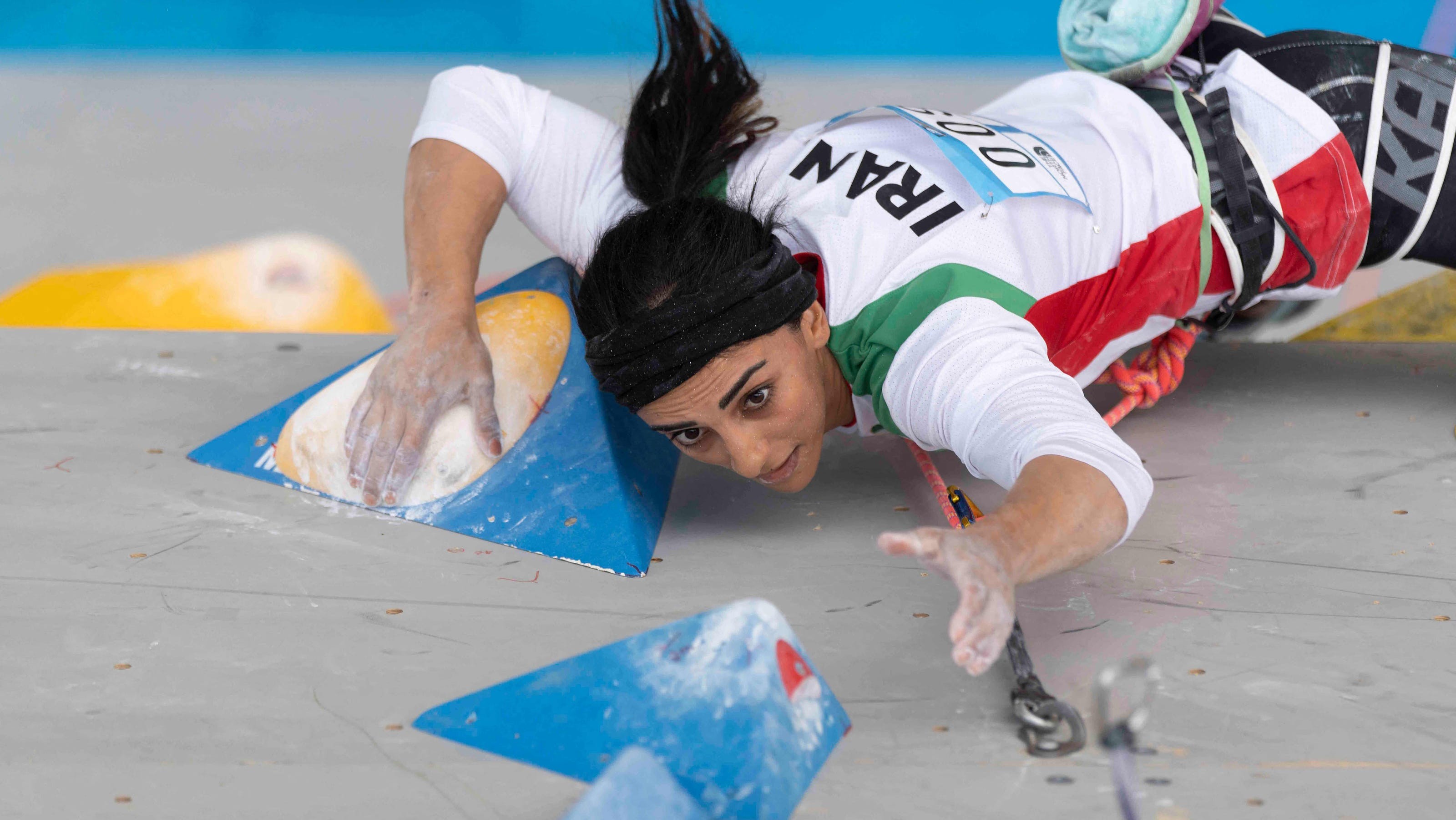 Climber Elnaz Rekabi cheered in return to Iran after competing without