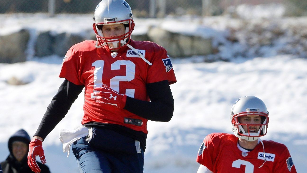 What's going on with Tom Brady's throwing hand