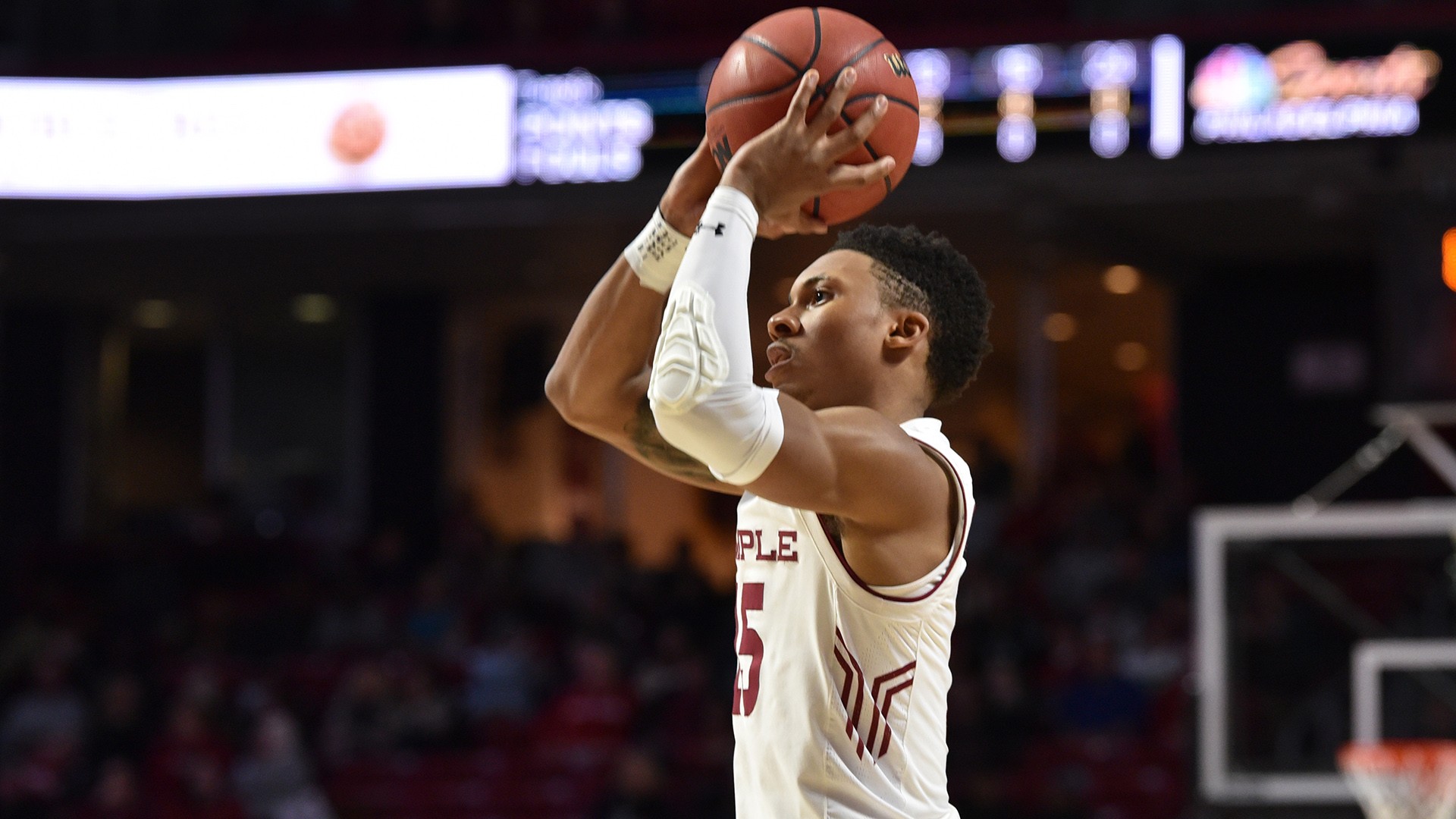 Men's Basketball Hosts UConn on Sunday Night; Honors 199293 Team