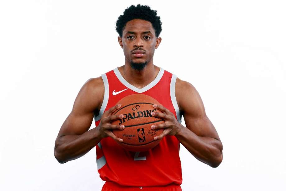Brandon Knight goes through fullteam practice with Rockets