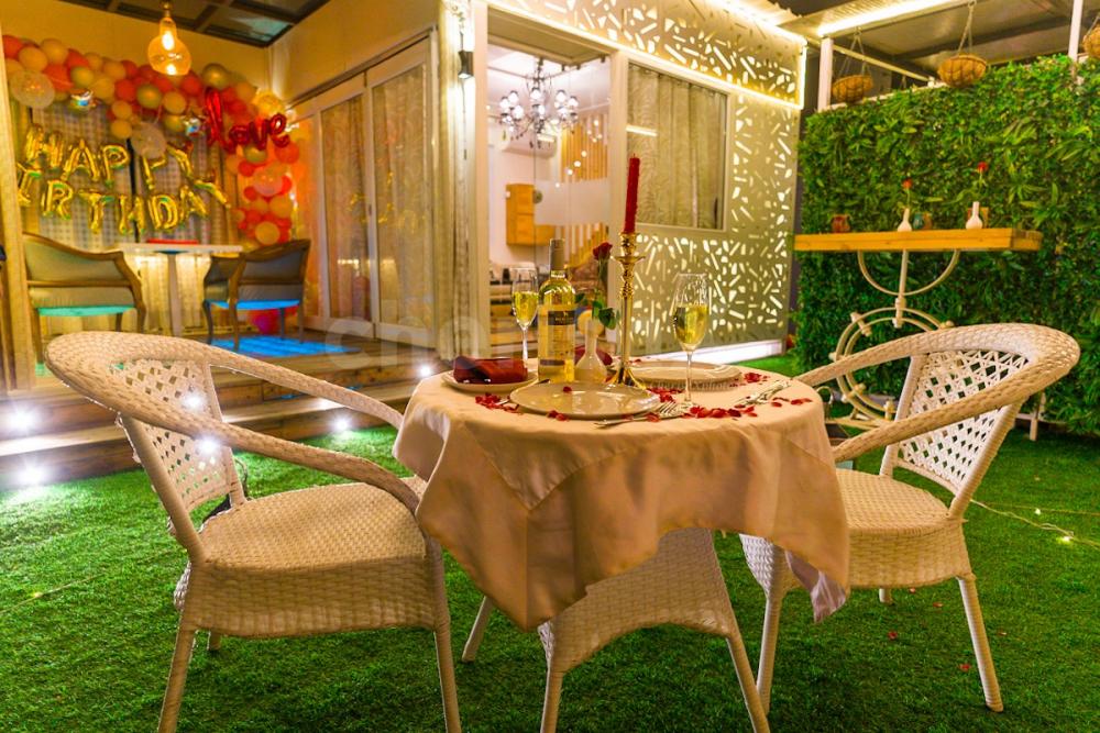 Book a Romantic Private Candle Light Dinner in Delhi for your First date, Birthday or