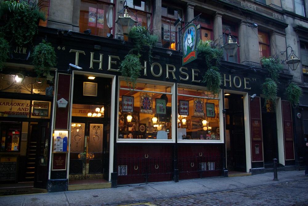 The Horseshoe Bar is een pub in Glasgow