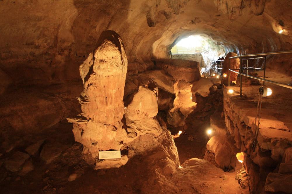 Ghar Dalam is een grot en museum in Malta
