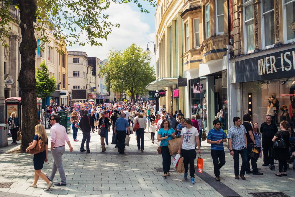 Cardiff Queen street is een winkelstraat in Cardiff