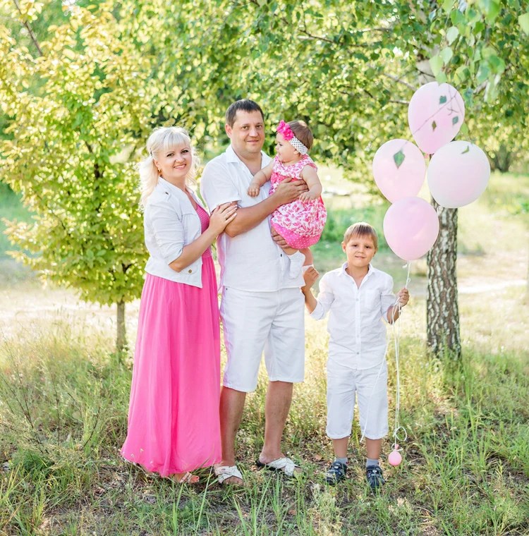 Best Colors for Family Pictures Outside