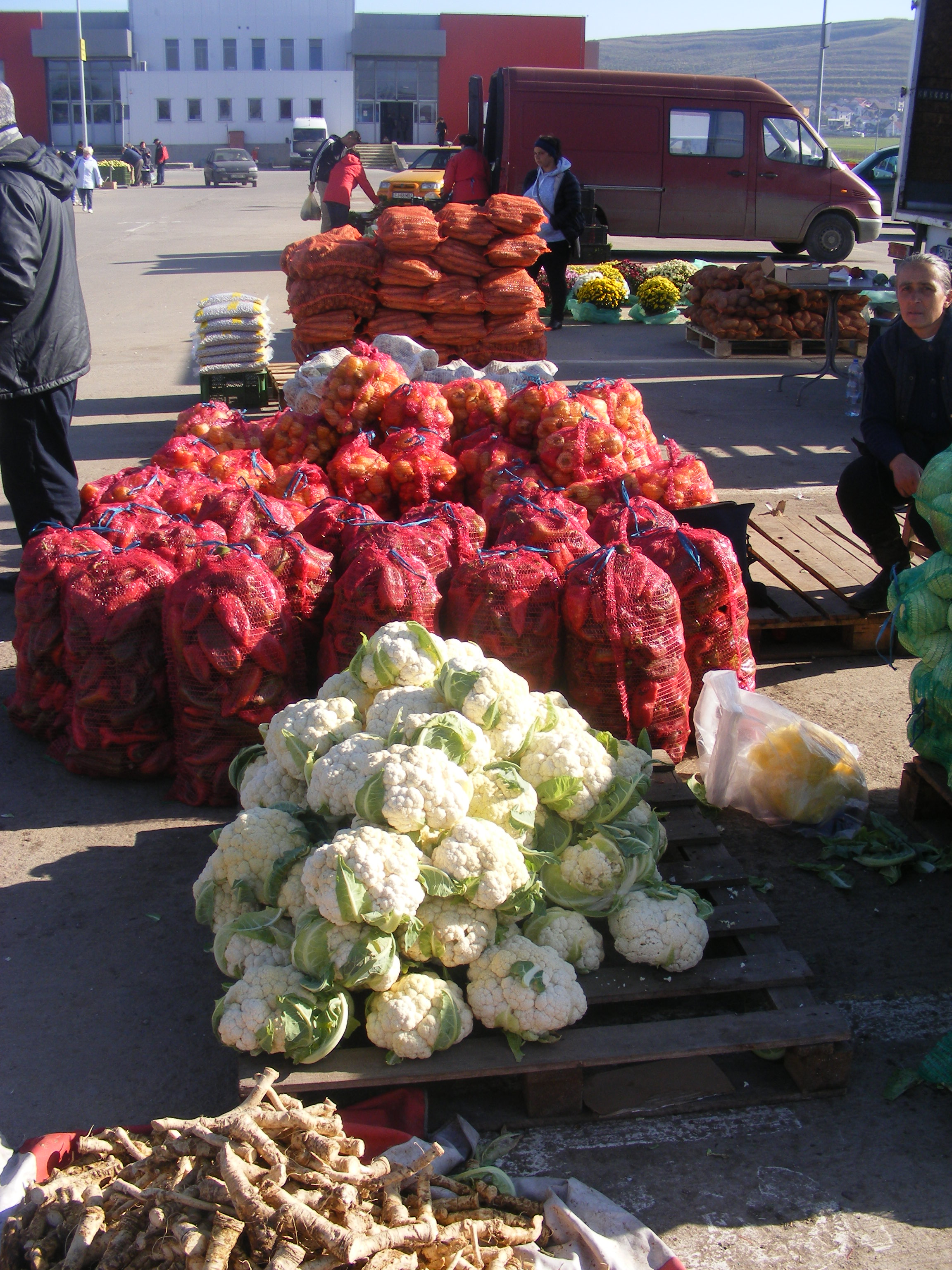 Piața de la Dezmir îi așteaptă pe clujeni cu cele mai ieftine legume și