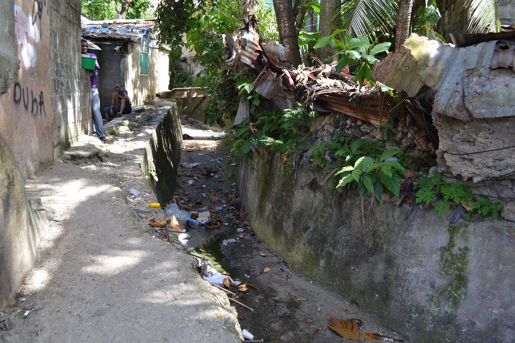 Denuncian en la Ciénega iniciaron saneamiento cañada y dejaron trabajos