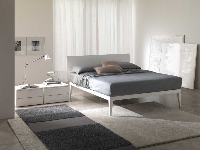 Letto al centro soluzione d'effetto ma anche strategica in casi