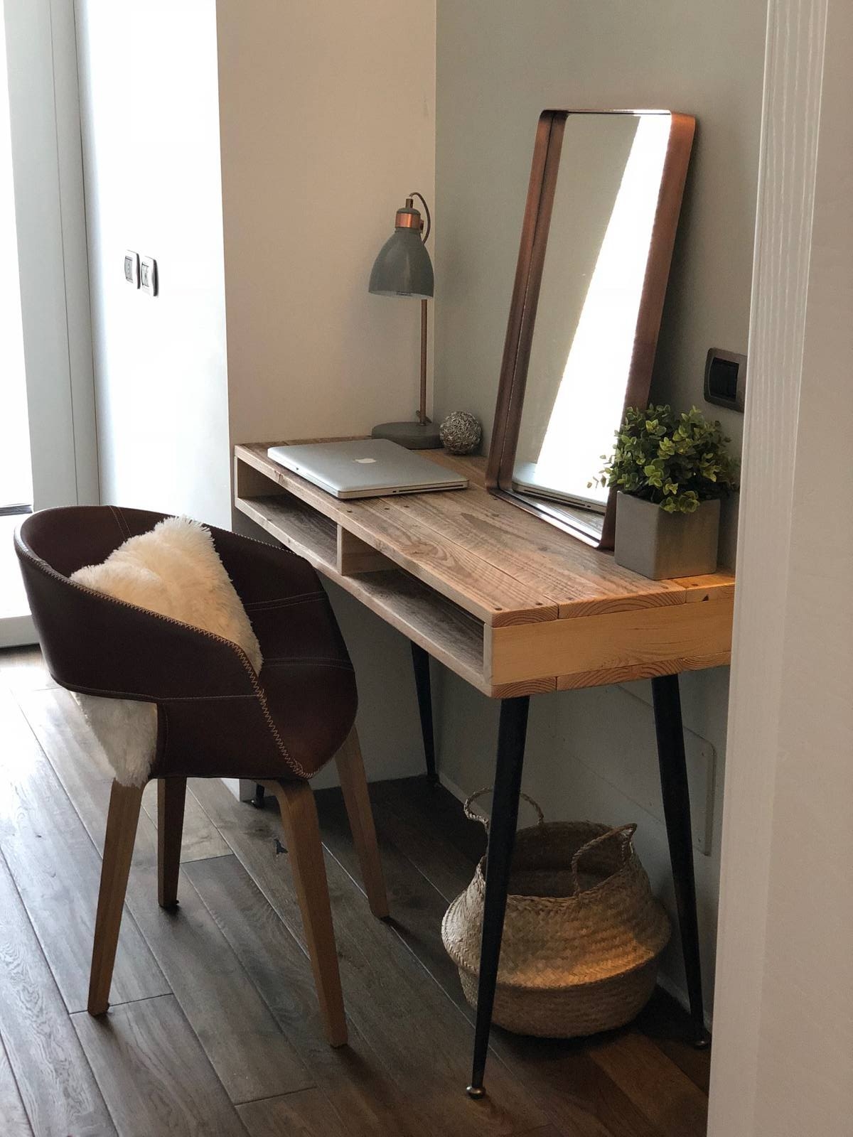 Scrivania fai da te di ispirazione vintage. Con materiali di recupero