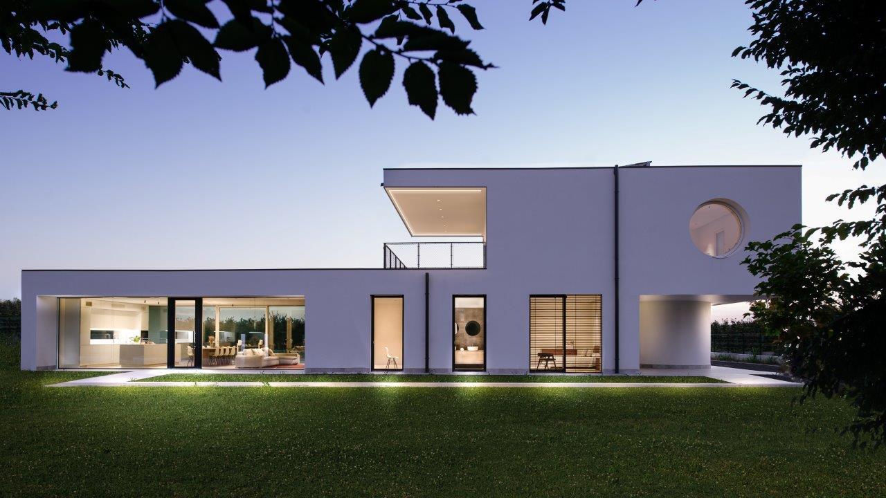 Una villa moderna e sostenibile di 300 mq