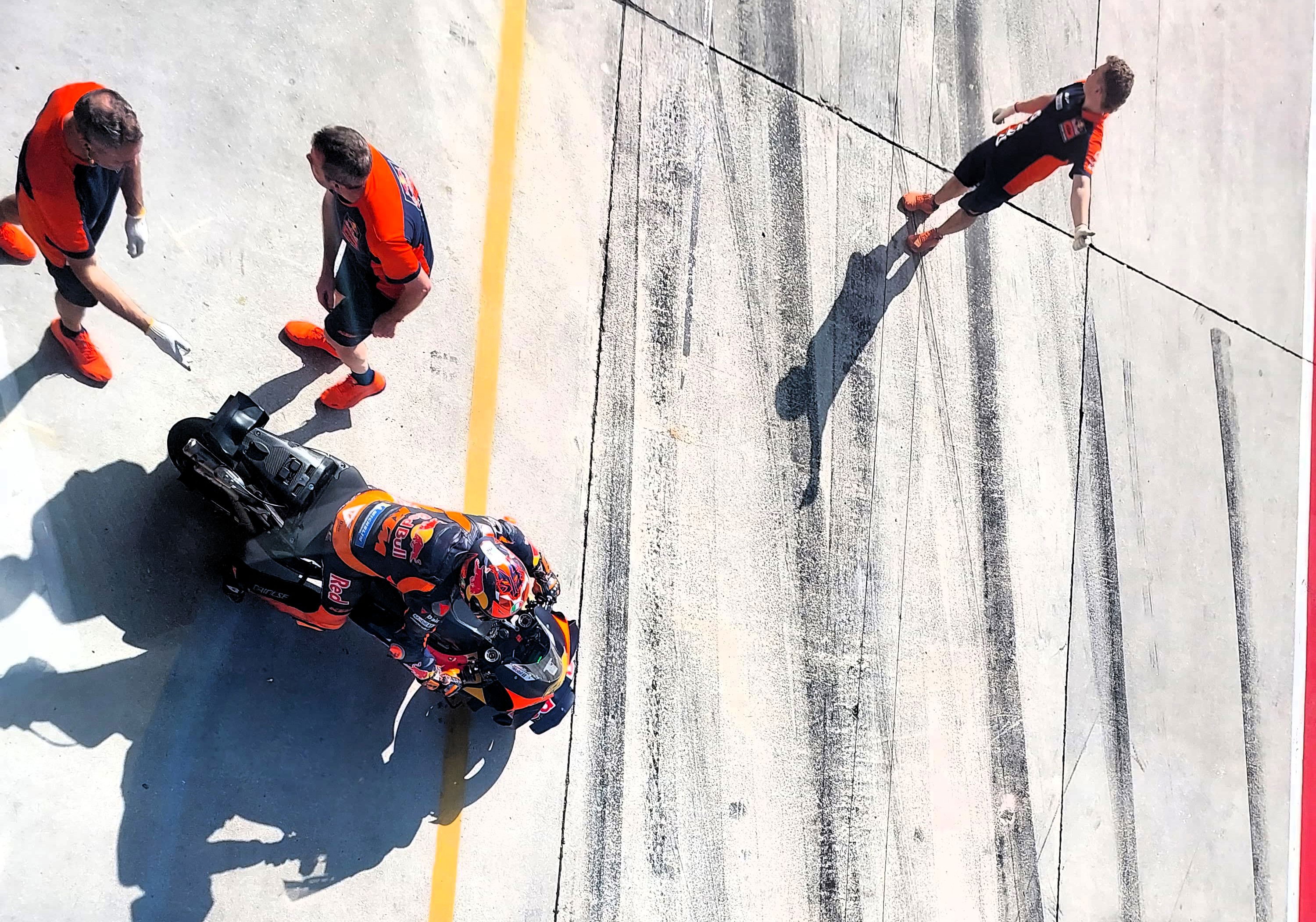 Por qué KTM no centrará a uno de sus pilotos de pruebas de MotoGP únicamente en el desarrollo de 2027