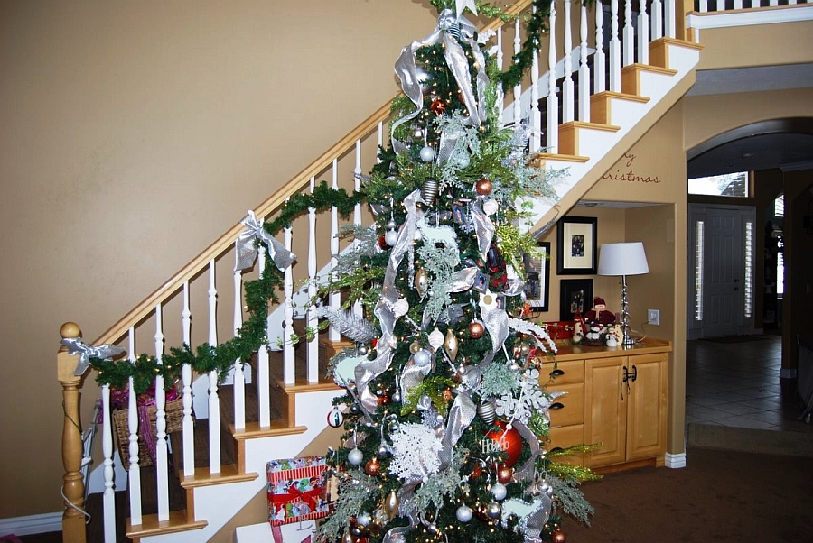 23 Christmas Staircase Decorating Ideas