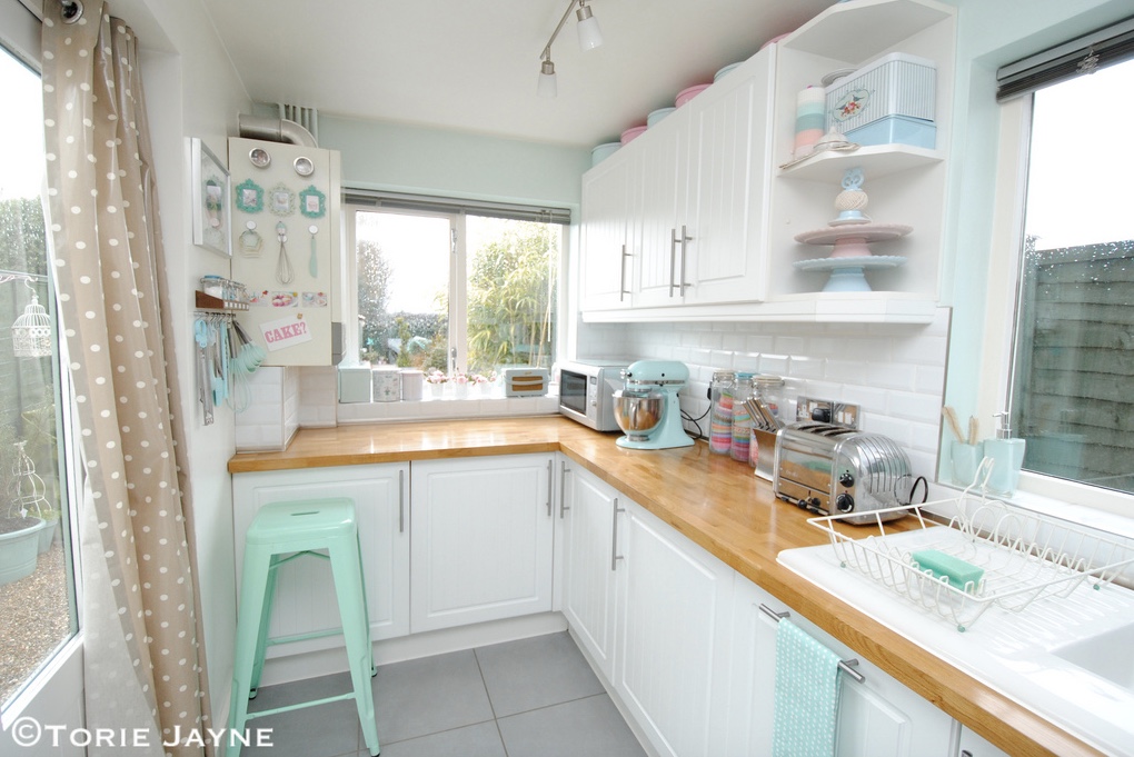 25 Pastel Kitchens That Channel the 1950s