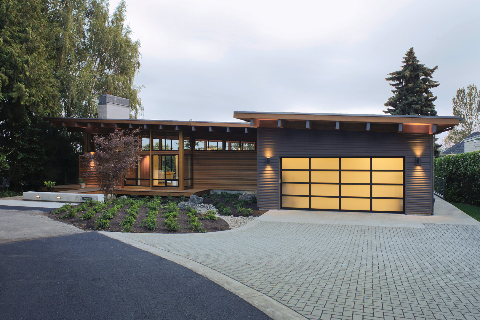 30 Homes That Show Off Their TopNotch Modern Driveway