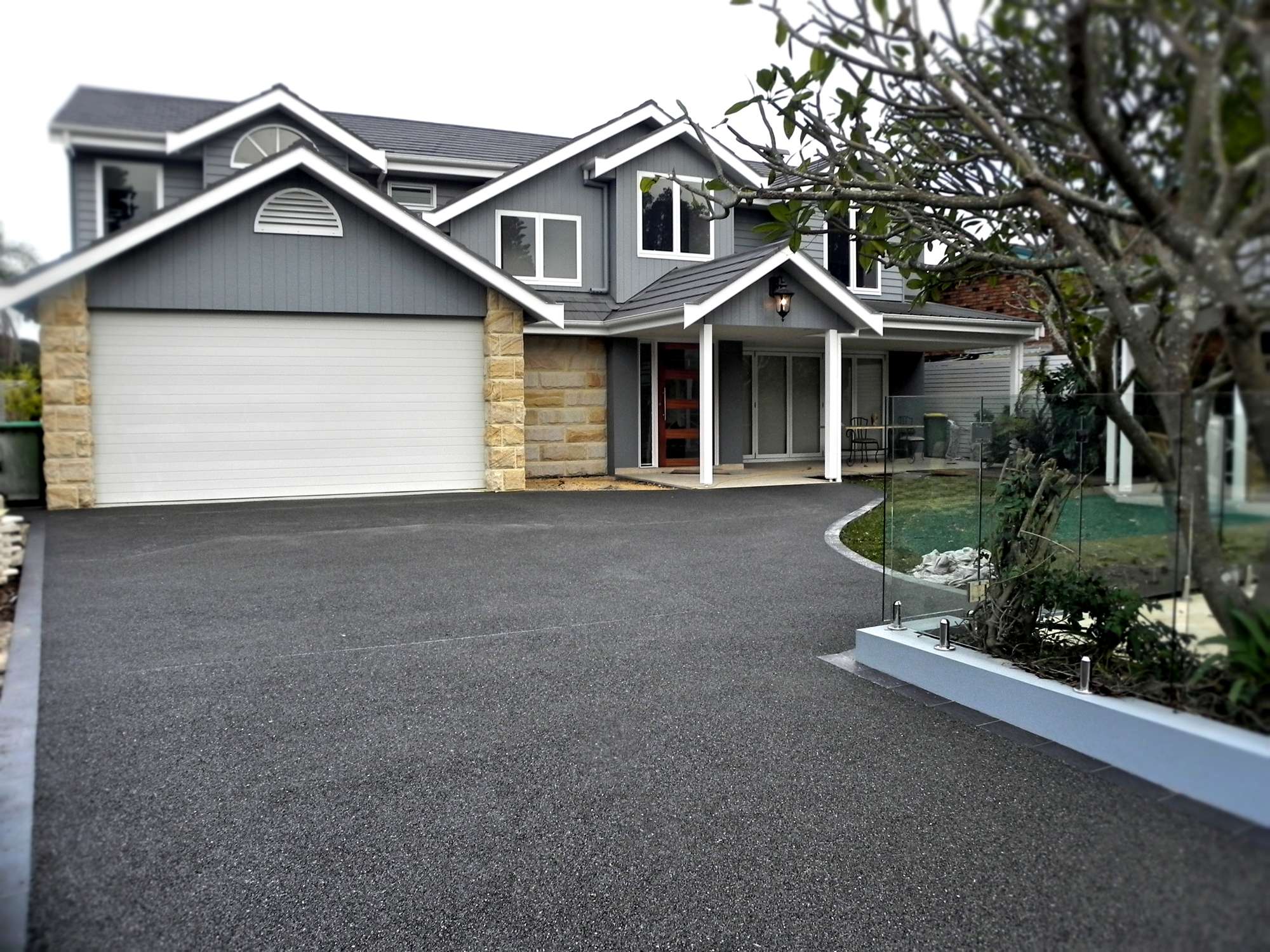 30 Homes That Show Off Their TopNotch Modern Driveway