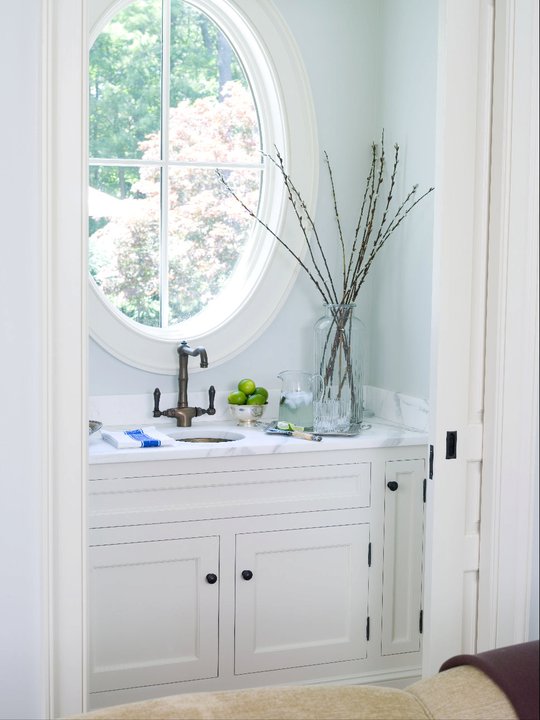 Small Powder Room Transitional living room Alisberg Parker Architects