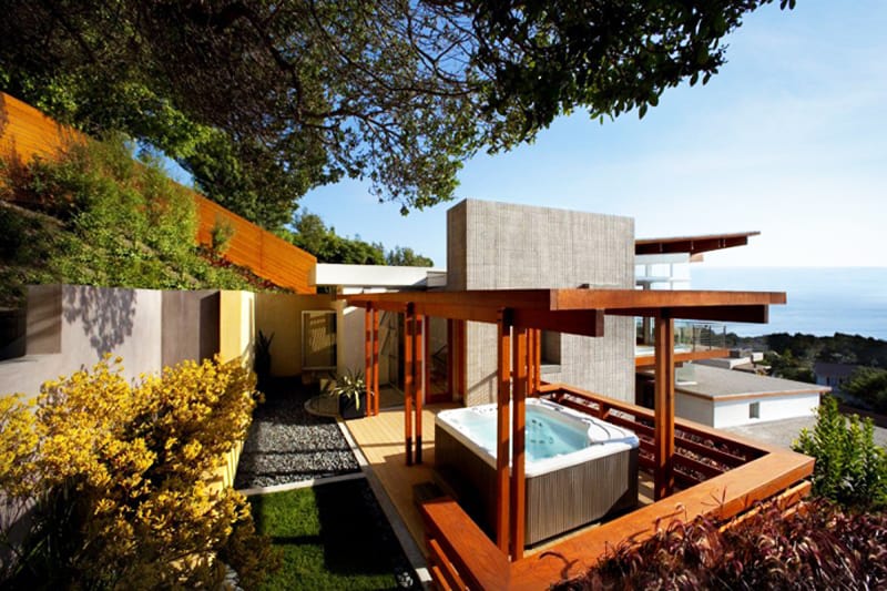 Top 10 Most Amazing Houses with Garden Presented on Designrulz