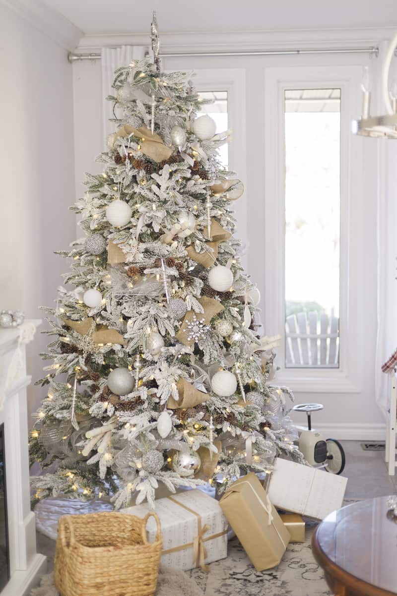 Beautiful Ideas to Deck up Your Frosted Christmas Tree
