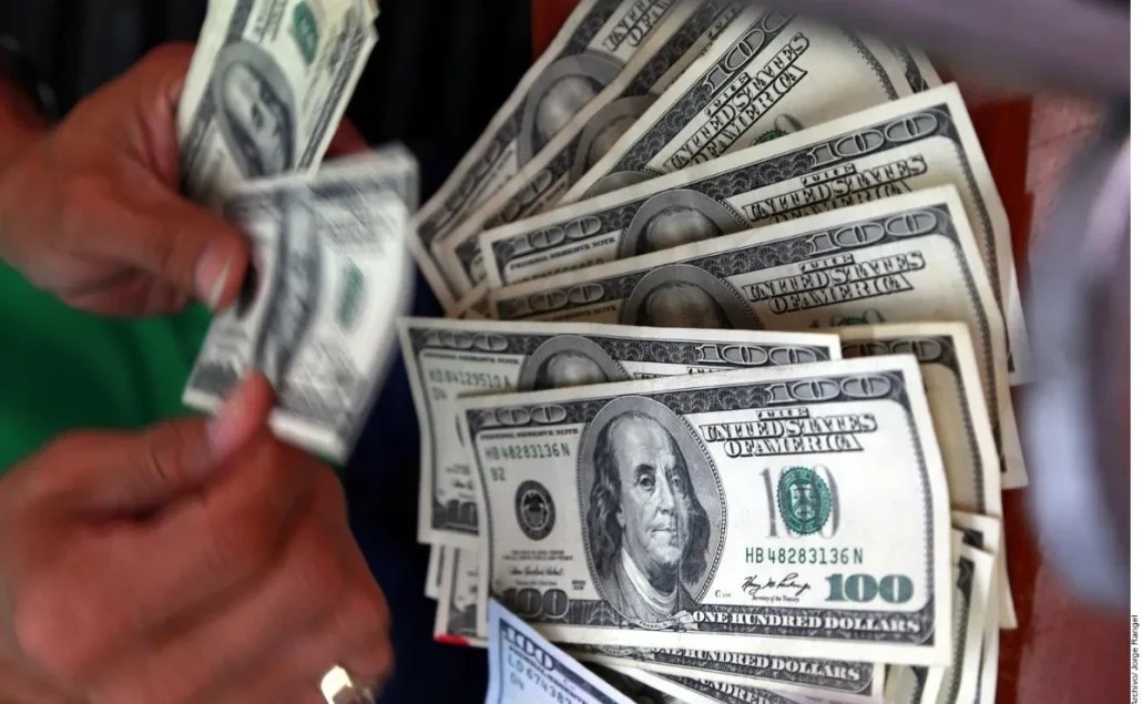 El dólar se cambia a 56.85 pesos dominicanos