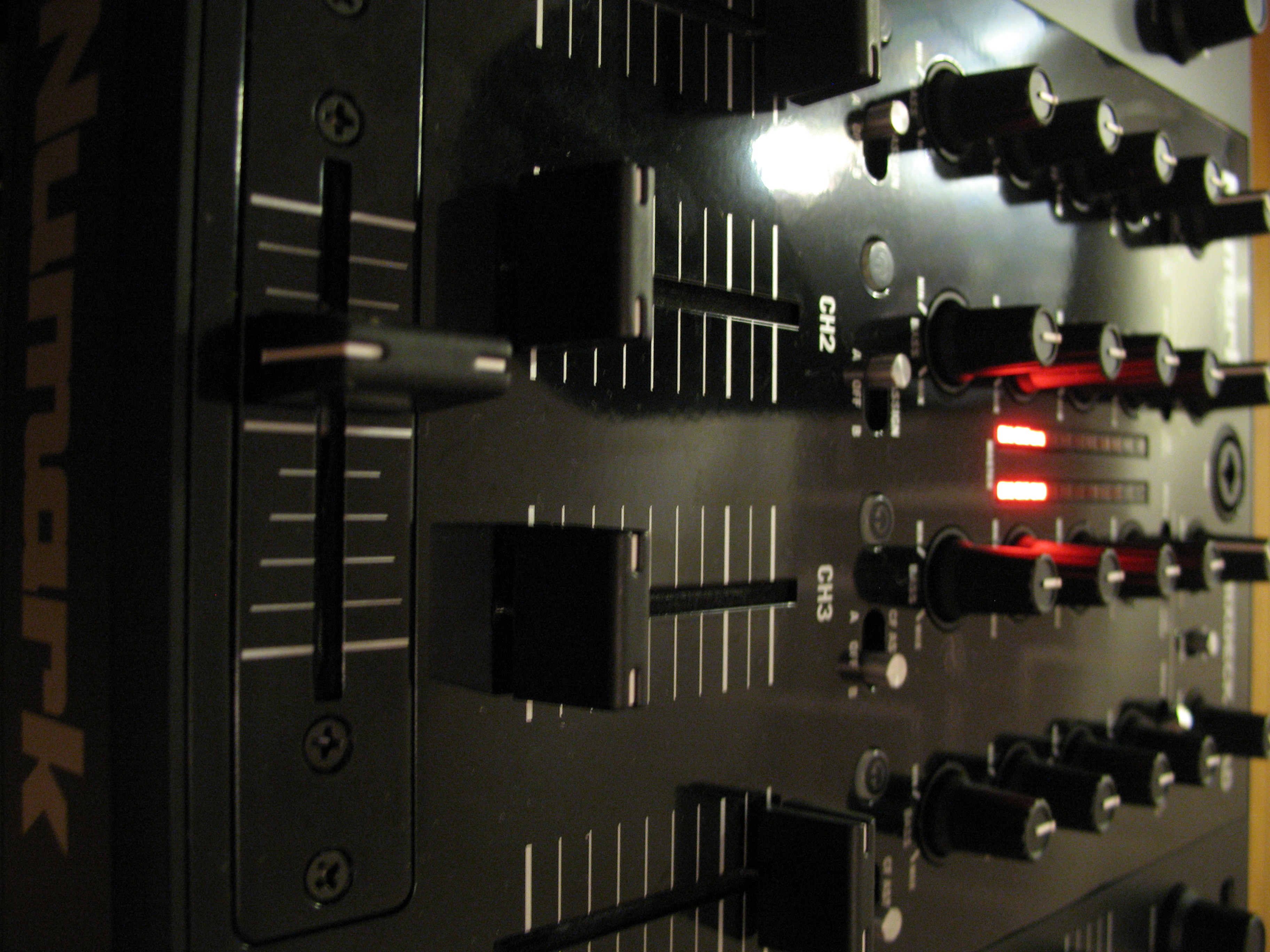 Review & Video Numark Mixdeck Quad Digital DJ Tips