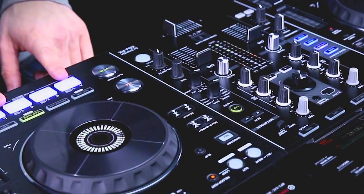 7 Things I Learned DJing Without A Laptop This Weekend