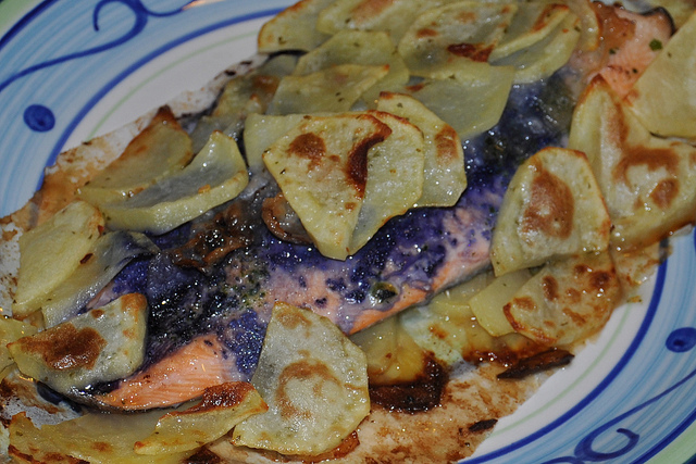 Filetto di trota al forno con patate e peperoni DireDonna