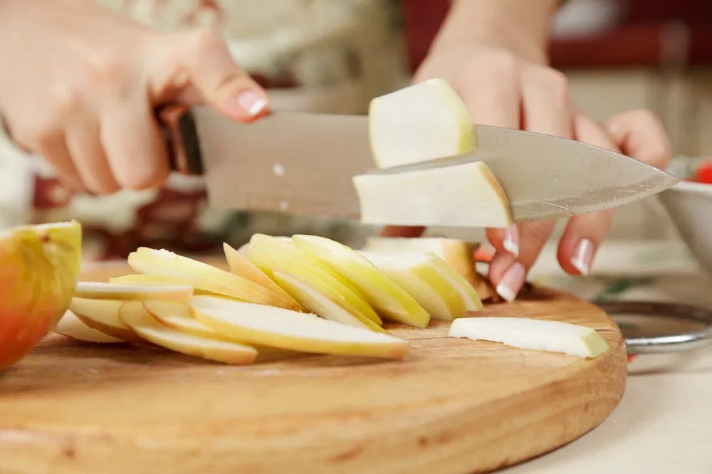 Slicing apples